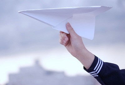 手紙を紙飛行機にする